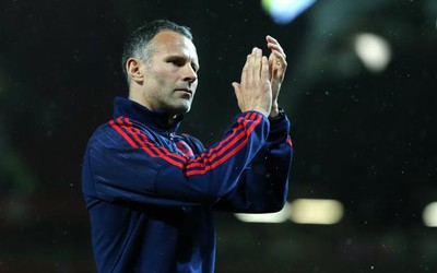 Tin HOT sáng 5/10: Giggs bị Swansea chê bai, Balotelli được rửa tội