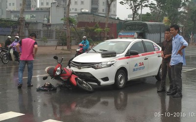 Video: Sang đường bất cẩn, xe máy bị taxi đâm trực diện