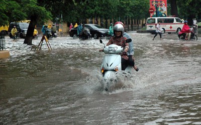 Phải làm gì khi xe tay ga bị ngập nước, chết máy?