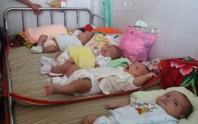 4-5 em bé chen nhau một giường bệnh ở viện nhi
