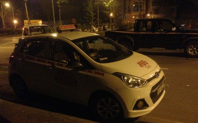 Hà Nội: Nghi cứa cổ lái xe để cướp taxi, 9x bị người dân tóm gọn