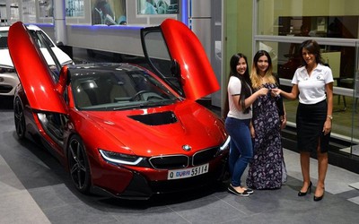 Công chúa Abu Dhabi bên 'hàng độc' BMW i8