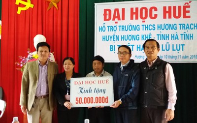 Đại học Huế đến với vùng lũ: Ấm tình miền Trung