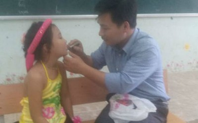 Bức ảnh hot nhất 20/11: Thầy giáo trang điểm cho HS thi văn nghệ