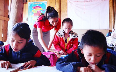 Hoa hậu Phạm Hương: ‘Run khi lần đầu đứng lớp’