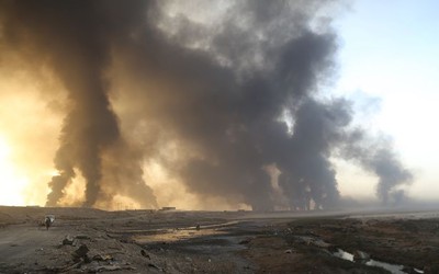 Lực lượng người Shia phá hủy xe bom tự sát của IS gần Mosul [VIDEO]