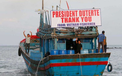 Tổng thống Duterte đích thân tiễn 17 ngư dân Việt Nam hồi hương