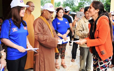 Tiểu thương Việt tại Luang Prabang và chùa Phật Tích ủng hộ vùng lũ