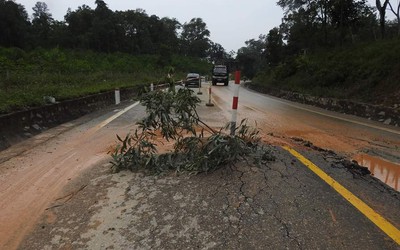 Quốc lộ 15A sụt lún nghiêm trọng sau mưa lớn, lưu thông khó khăn