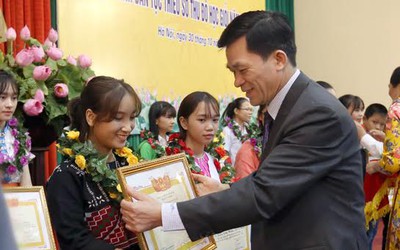 Tôn vinh 102 học sinh tiêu biểu dân tộc thiểu số năm 2016