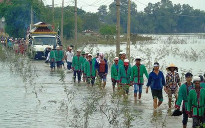 Xót xa cảnh hàng trăm người lội nước tiễn đưa nữ sinh bị lũ cuốn