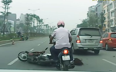 Video: Cô gái suýt bị xe máy cán qua đầu vì ô tô đi ẩu đâm ngã