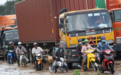 Nơm nớp lo khi lưu thông trên tuyến đường DT743 bị hư hỏng nặng