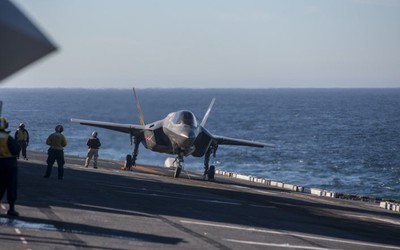 Clip: Tiêm kích F-35B tập trận đẹp mắt trên tàu đổ bộ USS America