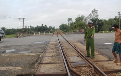 Tự ý kéo barie, còn truy sát nhân viên đường sắt