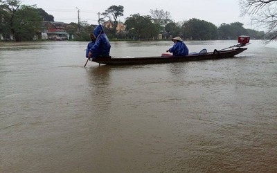 Trắng đêm tìm kiếm học sinh lớp 7 bị nước lũ cuốn trôi