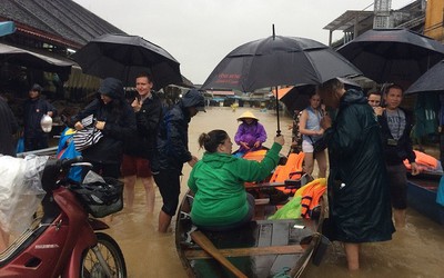 Phố cổ Hội An: Ngày chèo ghe kiếm tiền triệu, đêm quay cuồng chạy lũ