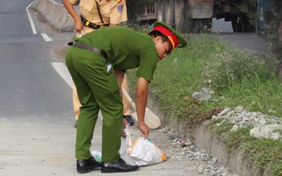 CSGT quét dọn đá dăm trên đường giúp dân