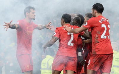 Thắng phút bù giờ, Liverpool ăn mừng trong pháo sáng