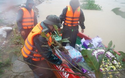 Rưng rưng những câu chuyện thấm đẫm tình người trong lũ dữ