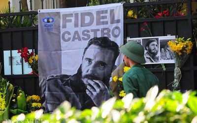 Cờ rủ khắp phố Hà Nội trong ngày Quốc tang lãnh tụ Fidel Castro