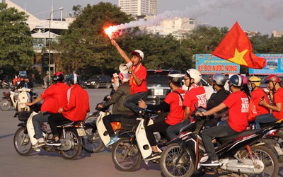 AFF Cup 2016: Mỹ Đình tràn ngập cờ hoa trước giờ bóng lăn [VIDEO]