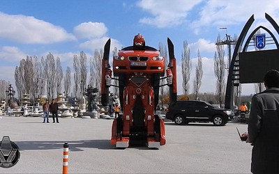 BMW 'biến hình' thành robot Transformer trong tích tắc