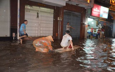 TP. HCM: Cận cảnh ngôi nhà bị nước ngập ngang đầu gối