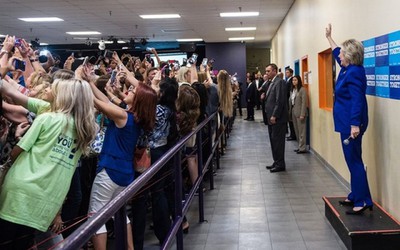 Thảm họa 'selfie’ từ bức ảnh tranh cử của bà Hillary Clinton