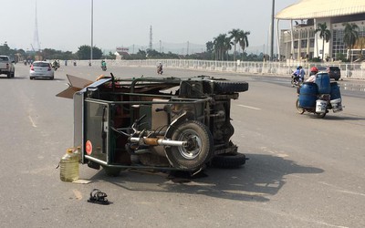 Thêm một xe ba gác gây tai nạn, nữ sinh viên bị thương nặng