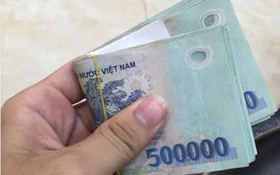 Thiếu nữ khiếp sợ vì được thanh niên đưa 1 cọc tiền, 1 cây vàng