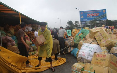 Lật container chở hàng tết, người dân gom lại hết giúp nhà xe