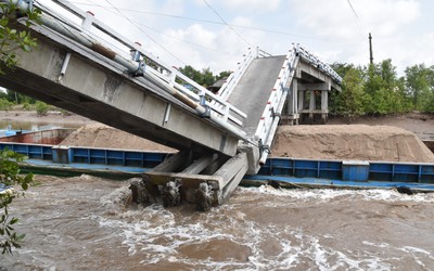 Sập cầu ở Cà Mau, 4 người thương nặng