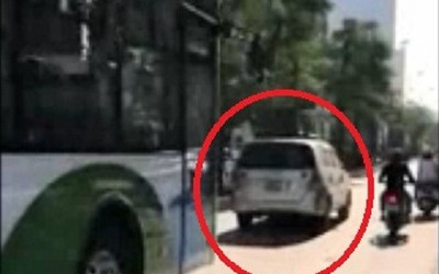 Clip: Ô tô con lấn làn, cố tình chặn đầu buýt nhanh BRT gây bức xúc