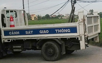 Bị tạm giữ phương tiện, ma men ... chặn đầu xe công an gây chuyện