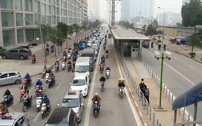 Clip: Hàng loạt phương tiện 'không ngại' lấn làn xe buýt nhanh BRT