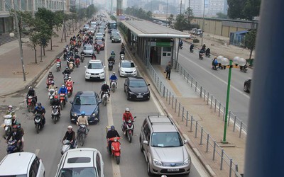 Cận cảnh người xếp hàng, kẻ lấn đường buýt nhanh BRT