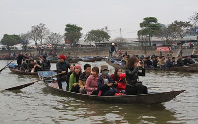 Lễ hội chùa Hương: Chấm dứt cảnh vòi tiền du khách, đi đò không phao