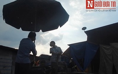 Clip: Người đàn ông vừa làm cha vừa làm mẹ của 2 đứa trẻ tật nguyền