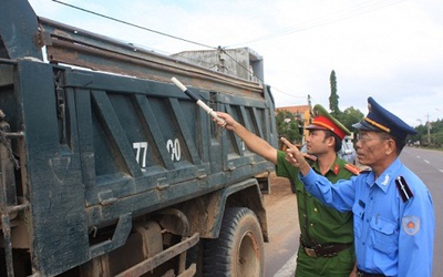 Bình Định: Phát hiện 2 xe chở hàng lậu từ Nam ra Bắc