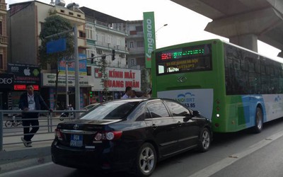 Xe buýt nhanh BRT bị xe biển xanh ‘tông’ đuôi