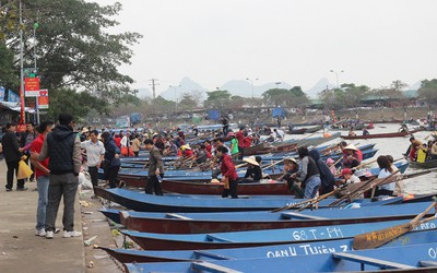 Trước giờ khai hội chùa Hương, vẫn còn 'cò đò', gửi xe 'chặt chém'