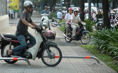 Lắp barie ngăn xe máy trên vỉa hè: Thành công nào chẳng có mất mát