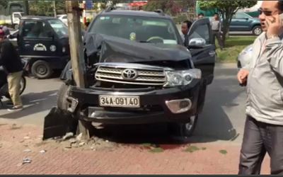 Hải Dương: Fortuner mất lái, đâm trúng cột đèn cao áp bên đường