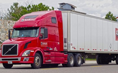 Làm sao để an toàn khi di chuyển cùng xe tải trên cao tốc?