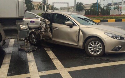 Hà Nội: Xe đầu kéo đâm ‘nát’ ô tô Mazda, 2 phụ nữ nhập viện