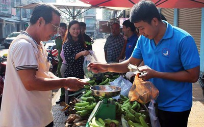 Thanh niên Đồng Nai 'cứu chuối' cho nông dân sau bao ngày ế ẩm