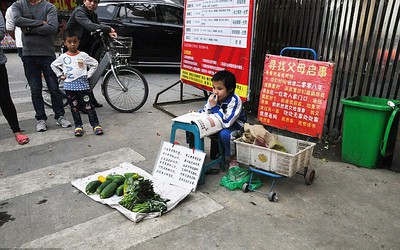 Cảm động bức tâm thư tìm cha mẹ của bé gái TQ mồ côi đi bán rau