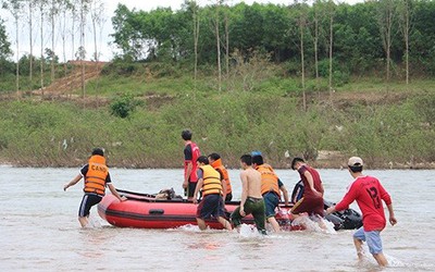 Quảng Ngãi: Trượt xe máy xuống kênh, một người mất tích