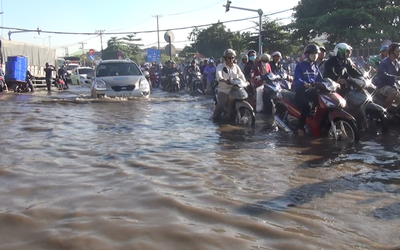 TP.HCM: Nước ngập cửa ngõ phía Tây giữa mùa nắng, giao thông tê liệt